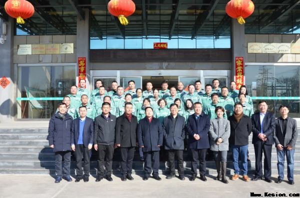 一滕集团举行大年初一迎新春团拜活动集团党委书记、董事长滕鸿儒向全体职工拜年