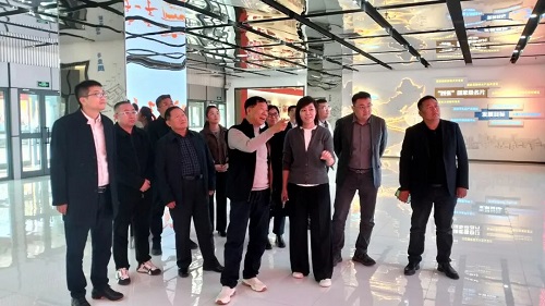 集团董事长滕鸿儒率队赴八师石河子市考察