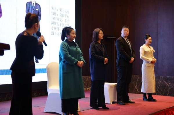 内外兼修树形象 | 一滕集团举办2025年第四期商务礼仪及职业心理健康专题培训班