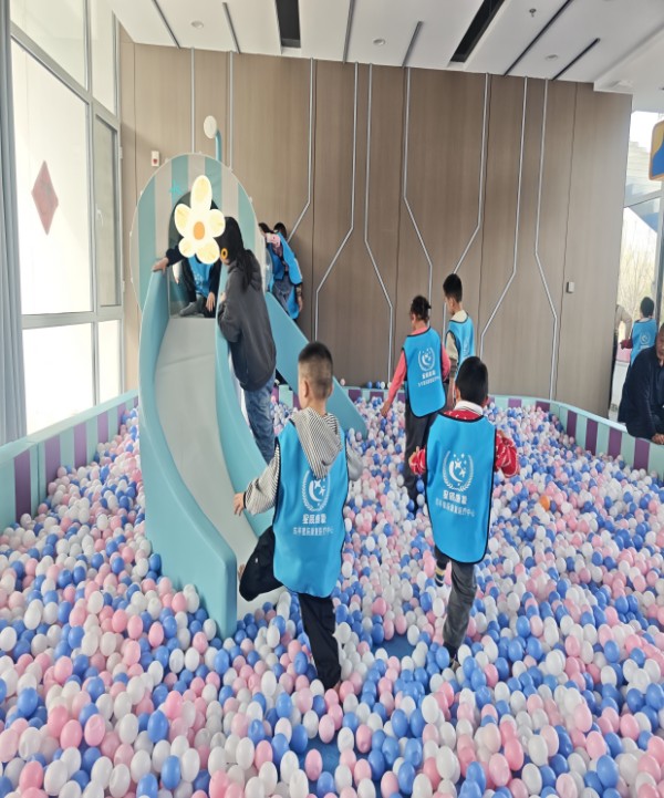 关爱与包容  助力“孤独症”儿童成长----东平一滕医药星辰康复理疗中心开展“拥抱春日 感悟美好”的“世界孤独症关注日主题活动