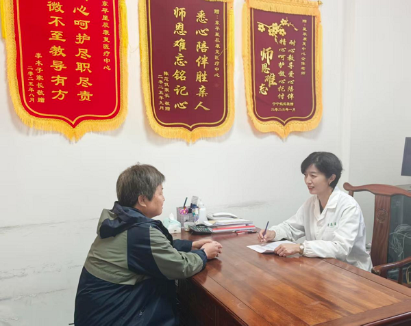 致敬劳动者 争做奋斗者——张爱梅:以爱为桥，守护“折翼天使”的康复之光