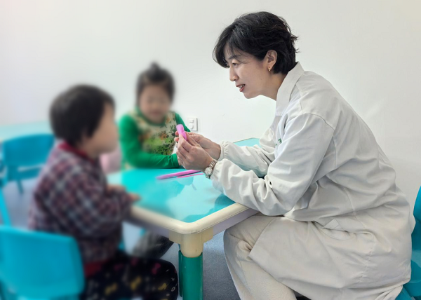 致敬劳动者 争做奋斗者——张爱梅:以爱为桥，守护“折翼天使”的康复之光