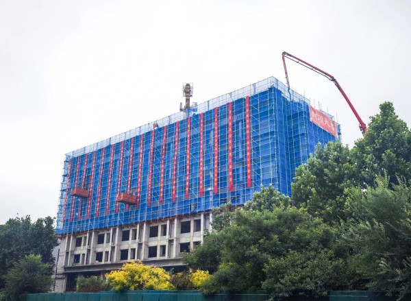 向建党节献礼！一滕建设集团年产100万件半导体晶片抛光设备零部件项目3#、4#、5#厂房鸿顶大吉！